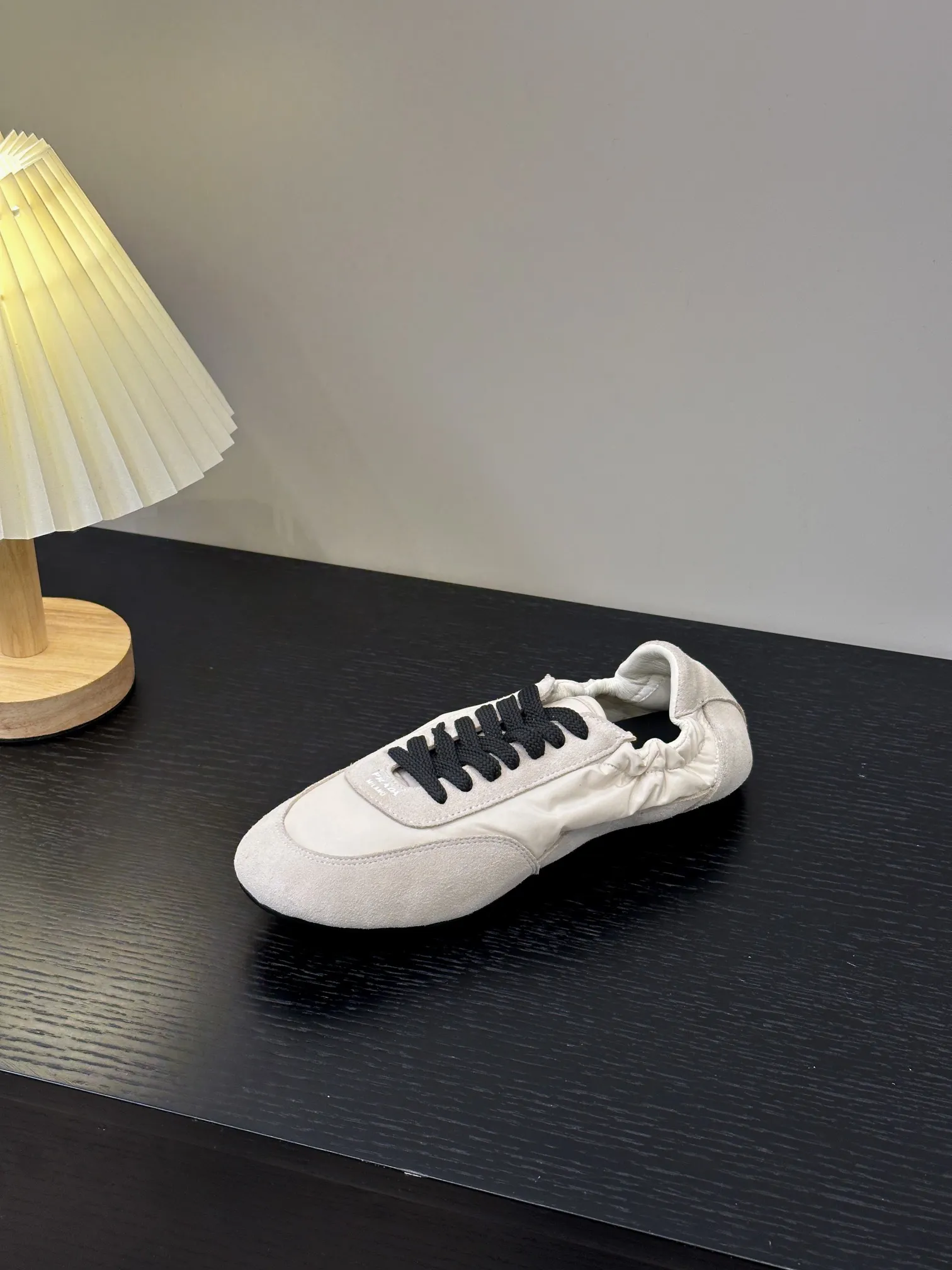 👟👟Ex-factory price 420👟👟 💠𝐏𝐑𝐀𝐃𝐀#Prada catwalk style lightweight thin-soled new moral training shoes casual shoes💠 outsole molded TPU❣️not made of rubber! The suede upper is textured, and the inner sheepskin is wrapped, which is soft and waxy. The insole is thickened with lambskin, which is extremely comfortable to step on, has a sense of support, and feels well wrapped. The shoe shape is full of wrapping, light, easy to wear, and practical. It is a casual shoe that makes you taller and longer legs! White is clean and refreshing, needed all year round, and can be easily worn with skirts and trousers. Upper: imported suede/original molded fabric. Lining: sheepskin. Outsole: TPU outsole! Different from cheap rubber soles on the market! Code number: 35-40 (40 customized)